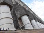 Os gigantescos dutos de água das turbinas da Usina de Itaipu, em Foz do Iguaçu, fronteira de Brasil e Paraguai. Por cada um deles passam, em média, o volume correspondente à metade das cataratas do Iguaçu!